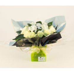 Bouquet de 5 layettes : Mélodie blanc pour un cadeau de naissance rigolo