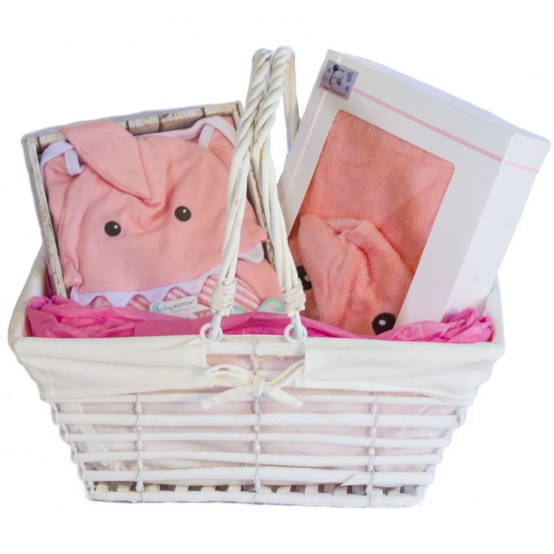 Panier De Naissance Avec Un Peignoir Bebe Et Un Ensemble Pour La Nuit Panier De Naissance Avec Un Peignoir Bebe Et Un Ensemble Pour La Nuit