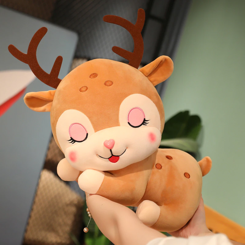 Cadeau pour le premier Noël de bébé, une peluche en forme de rennes