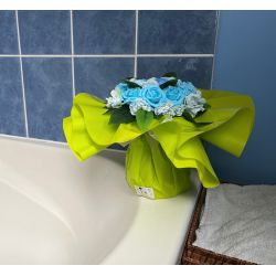 Bouquet de Naissance avec une fleurs de Cape de Bain brodée au prénom de bébé : Bleu | Fripoune