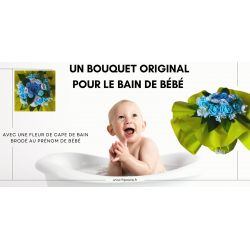 Bouquet de Naissance avec une fleurs de Cape de Bain brodée au prénom de bébé : Bleu | Fripoune