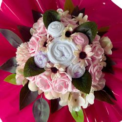 Bouquet bébé avec une fleurs de Cape de Bain brodée au prénom de bébé : Rose | Fripoune