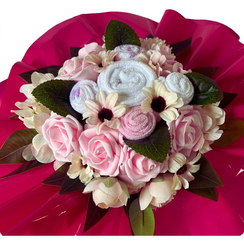 Bouquet de Naissance avec une fleurs de Cape de Bain brodée au prénom de bébé : Rose | Fripoune Bouquet de Naissance avec une fleurs de Cape de Bain brodée au prénom de bébé : Rose | Fripoune