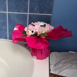 Bouquet bébé avec une fleurs de Cape de Bain brodée au prénom de bébé : Rose | Fripoune