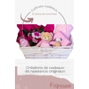 Panier de naissance fille rempli de surprises pour les nouveaux parents et offrir un cadeau pour bébé original