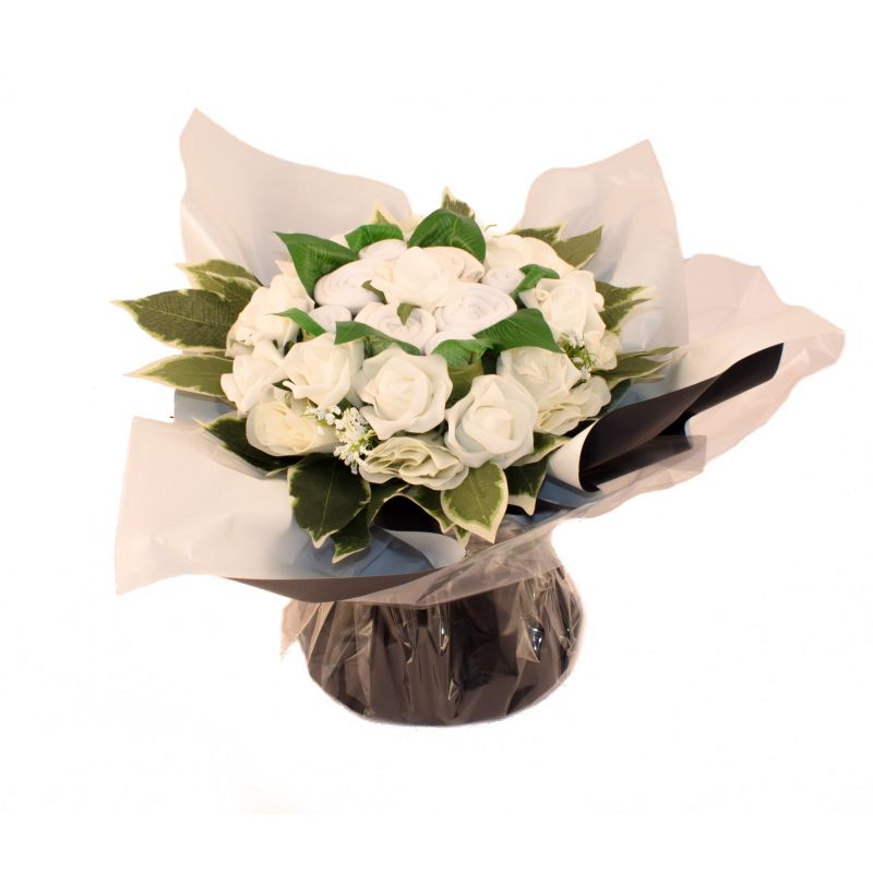 Bouquet de fleurs de naissance et de fleurs de vêtements mixte blanc Bouquet de fleurs de naissance et de fleurs de vêtements mixte blanc