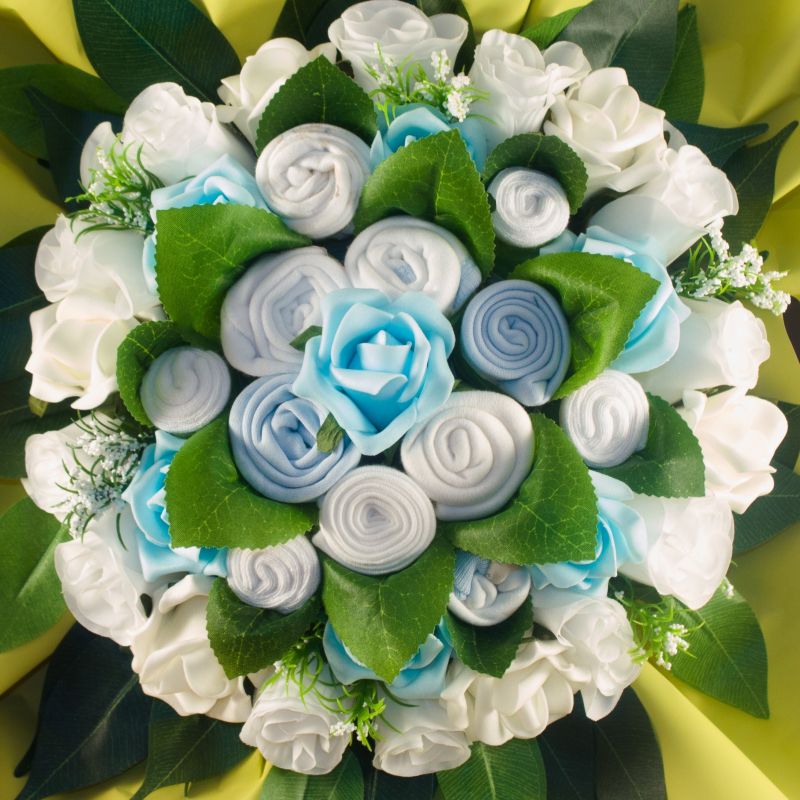 Bouquet de layette : Farandole Bleu cadeau de naissance pour une maternité